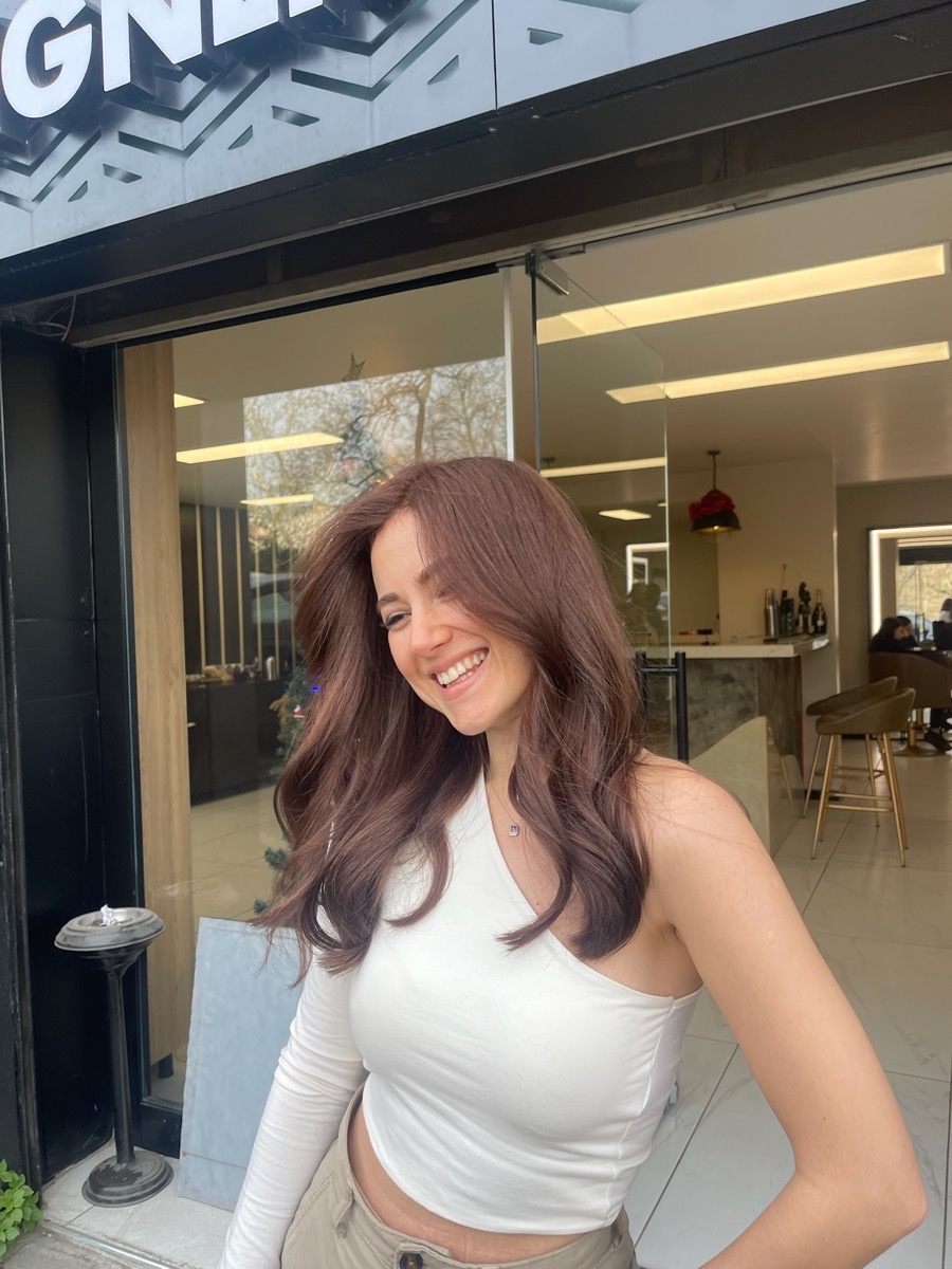 Barla X Hair stüdyosunda mermer rafta premium saç bakım ürünleri — Abbasağa Beşiktaş